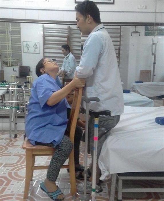 nguoi me dinh uong thuoc ngu om con cung chet va hanh trinh 10 nam cong con di chua benh - 3