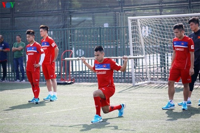 Cầu thủ U23 Việt Nam bị HLV Park Hang Seo đánh đòn vì tập sai - Ảnh 1.