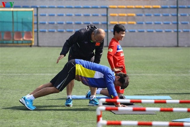 Cầu thủ U23 Việt Nam bị HLV Park Hang Seo đánh đòn vì tập sai - Ảnh 10.