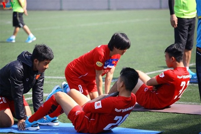 Cầu thủ U23 Việt Nam bị HLV Park Hang Seo đánh đòn vì tập sai - Ảnh 13.