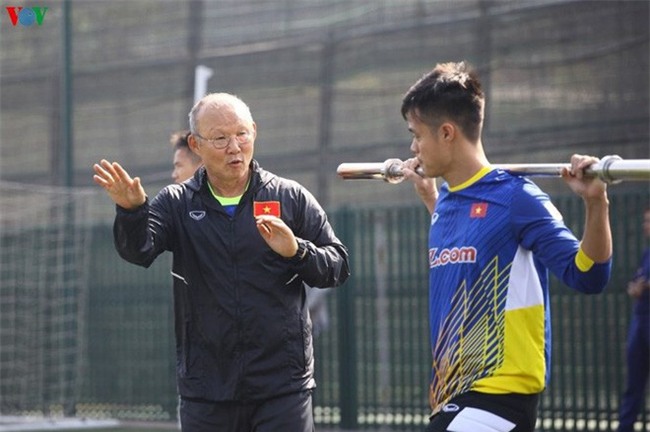 Cầu thủ U23 Việt Nam bị HLV Park Hang Seo đánh đòn vì tập sai - Ảnh 9.