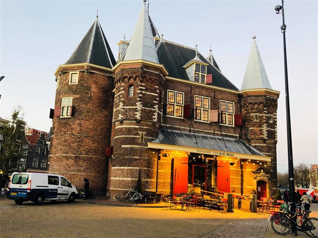 Cô nàng du học sinh bỏ lễ tốt nghiệp Thạc sỹ, phượt đủ 8 nước châu Âu trong một tháng