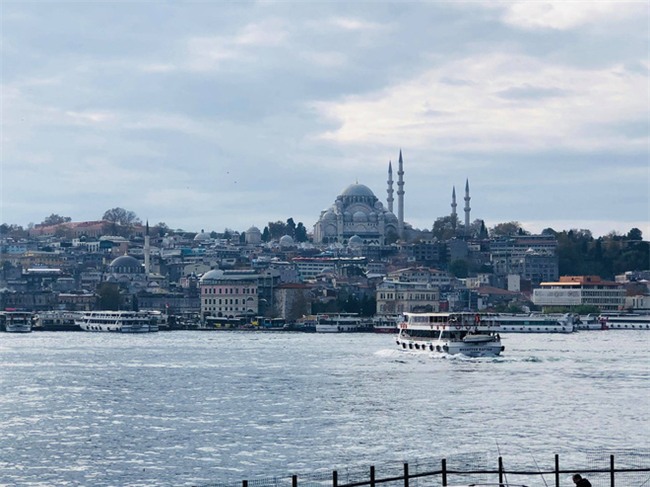 Cô nàng du học sinh bỏ lễ tốt nghiệp Thạc sỹ, phượt đủ 8 nước châu Âu trong một tháng