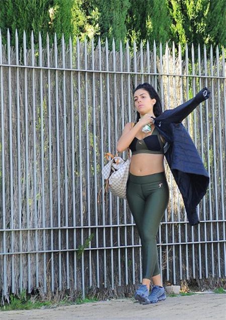 Vòng eo phẳng lì của bạn gái C.Ronaldo khiến nhiều người trầm trồ