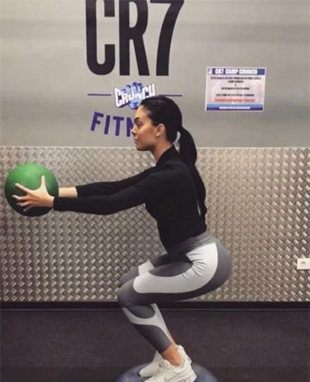 Chỉ vài ngày sau khi sinh con, bạn gái CR7 đã trở lại phòng tập gym