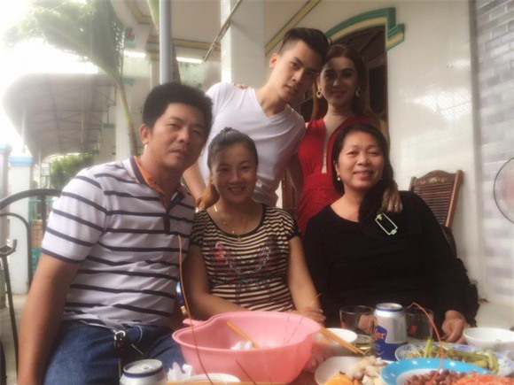 Chưa chính thức làm dâu, Lâm Khánh Chi đã được bố mẹ chồng hết mực cưng chiều - Ảnh 1.