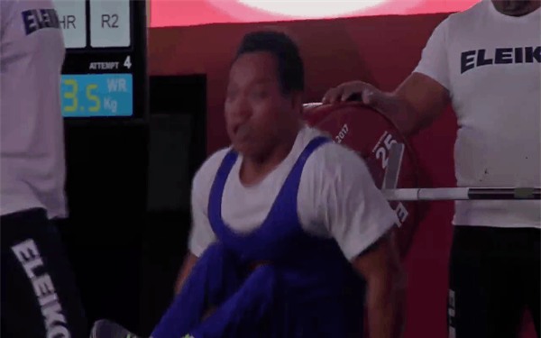 Lực sĩ khuyết tật Lê Văn Công đả bại nhà vô địch, phá luôn kỷ lục thế giới - Ảnh 2.