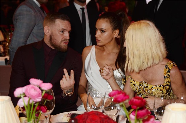 Bồ cũ Ronaldo thân mật bên McGregor, Hamilton - Ảnh 1.