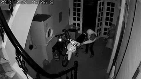 Clip: Nam thanh niên lẻn vào nhà dắt trộm xe máy, không quên đóng cửa giúp gia chủ - Ảnh 2.
