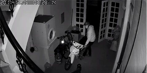 Clip: Nam thanh niên lẻn vào nhà dắt trộm xe máy, không quên đóng cửa giúp gia chủ - Ảnh 3.