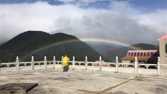 Cầu vồng rực rỡ suốt 9 giờ không tan - Ảnh 4.