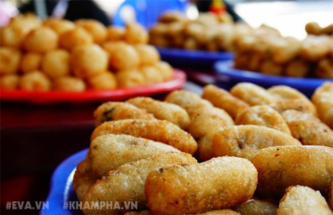 Ghé hàng bánh rán mặn vỉa hè phố Nhà Chung với cách ăn có một không hai -1