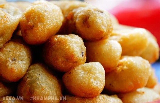 Ghé hàng bánh rán mặn vỉa hè phố Nhà Chung với cách ăn có một không hai -10