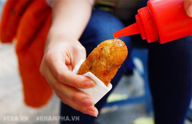 Ghé hàng bánh rán mặn vỉa hè phố Nhà Chung với cách ăn có một không hai -11