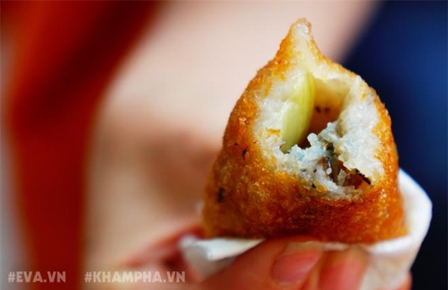 Ghé hàng bánh rán mặn vỉa hè phố Nhà Chung với cách ăn có một không hai -12