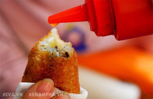 Ghé hàng bánh rán mặn vỉa hè phố Nhà Chung với cách ăn có một không hai -13