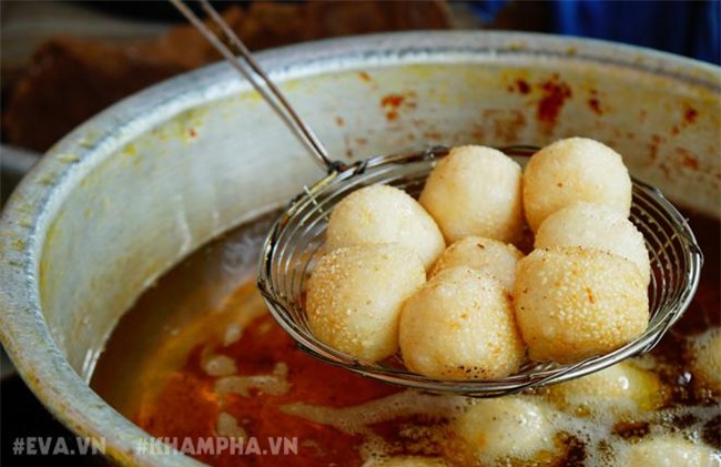 Ghé hàng bánh rán mặn vỉa hè phố Nhà Chung với cách ăn có một không hai -15