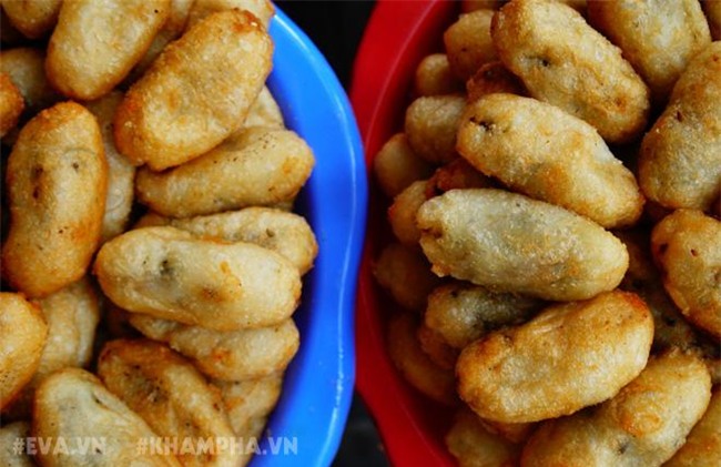 Ghé hàng bánh rán mặn vỉa hè phố Nhà Chung với cách ăn có một không hai -16