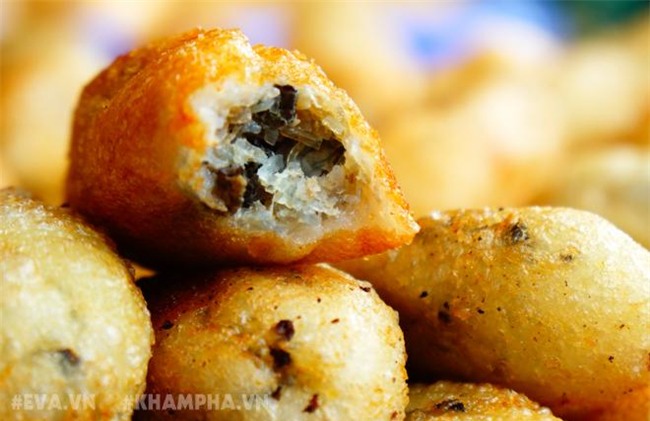 Ghé hàng bánh rán mặn vỉa hè phố Nhà Chung với cách ăn có một không hai -17