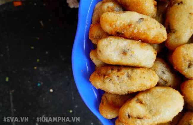 Ghé hàng bánh rán mặn vỉa hè phố Nhà Chung với cách ăn có một không hai -19