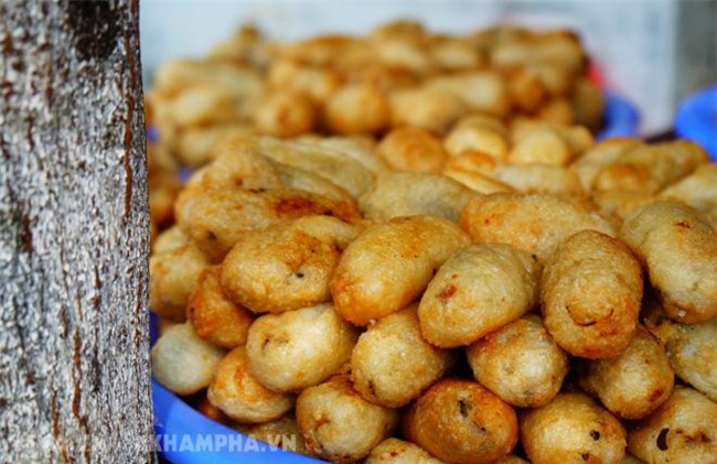 Ghé hàng bánh rán mặn vỉa hè phố Nhà Chung với cách ăn có một không hai -2