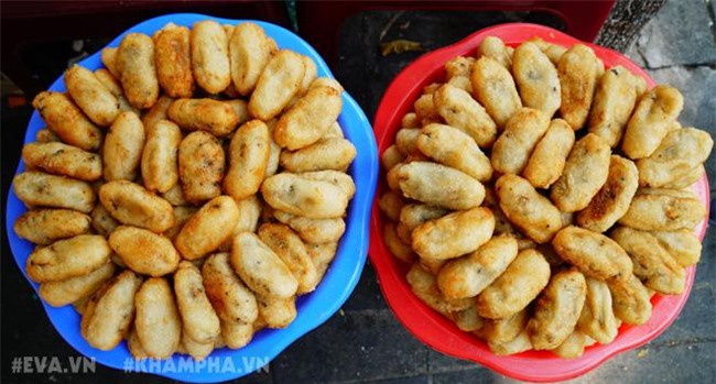 Ghé hàng bánh rán mặn vỉa hè phố Nhà Chung với cách ăn có một không hai -4