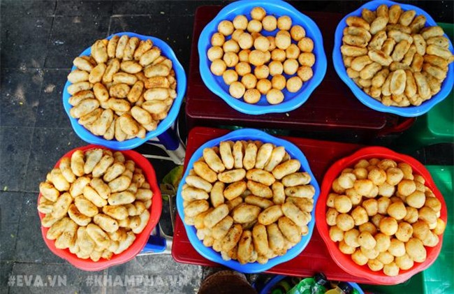 Ghé hàng bánh rán mặn vỉa hè phố Nhà Chung với cách ăn có một không hai -5
