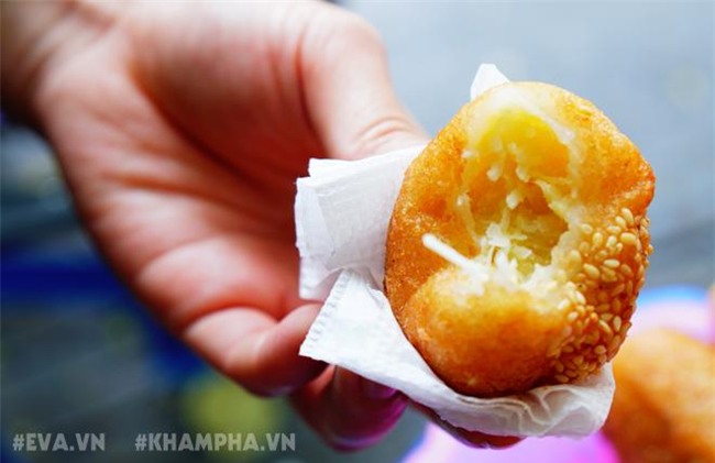 Ghé hàng bánh rán mặn vỉa hè phố Nhà Chung với cách ăn có một không hai -6