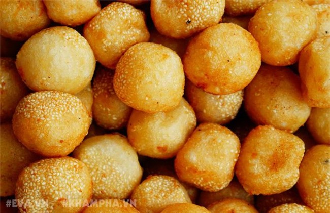 Ghé hàng bánh rán mặn vỉa hè phố Nhà Chung với cách ăn có một không hai -7