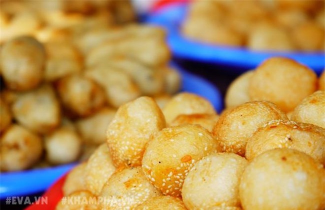 Ghé hàng bánh rán mặn vỉa hè phố Nhà Chung với cách ăn có một không hai -8