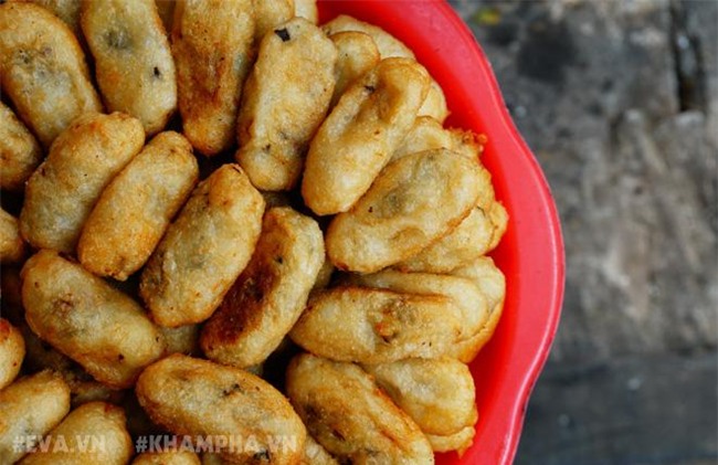 Ghé hàng bánh rán mặn vỉa hè phố Nhà Chung với cách ăn có một không hai -9