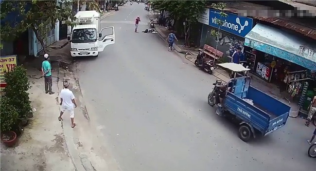 Tài xế taxi Mai Linh vung dao chém xe tải vì không nhường đường - Ảnh 1.