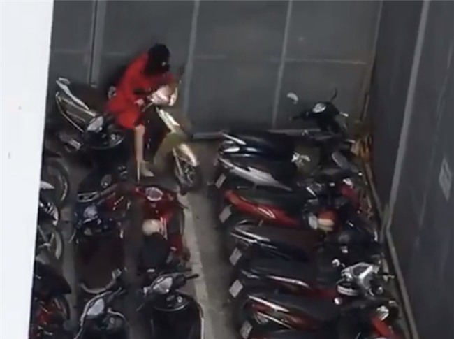 Bài toán hóc búa dành cho cô gái kiên trì nhất năm: Lấy xe ra khỏi bãi! - Ảnh 2.