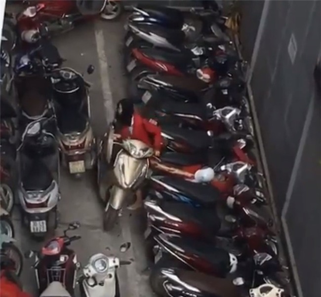 Bài toán hóc búa dành cho cô gái kiên trì nhất năm: Lấy xe ra khỏi bãi! - Ảnh 3.