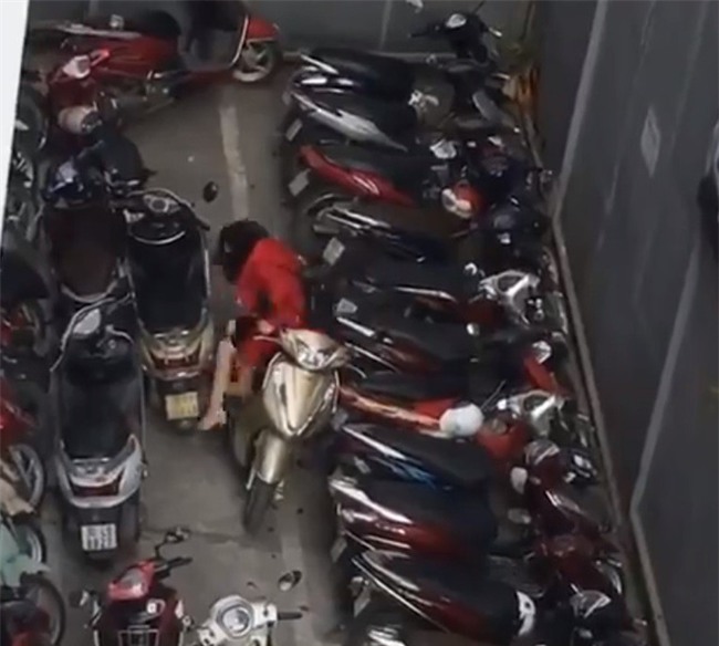 Bài toán hóc búa dành cho cô gái kiên trì nhất năm: Lấy xe ra khỏi bãi! - Ảnh 4.