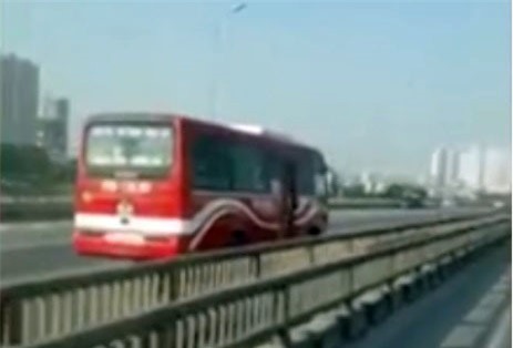 Xe khach phong nguoc chieu vun vut tren duong vanh dai 3 hinh anh 1