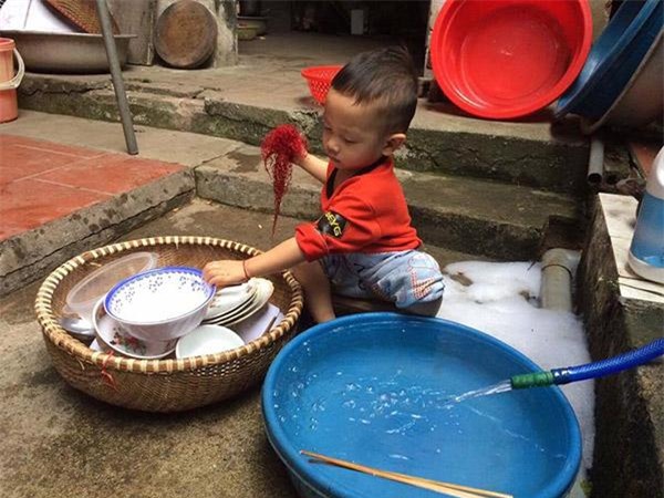 thay bo me an xong khong don, be trai vua rua bat vua noi cau khien ca nha "dung hinh" - 2