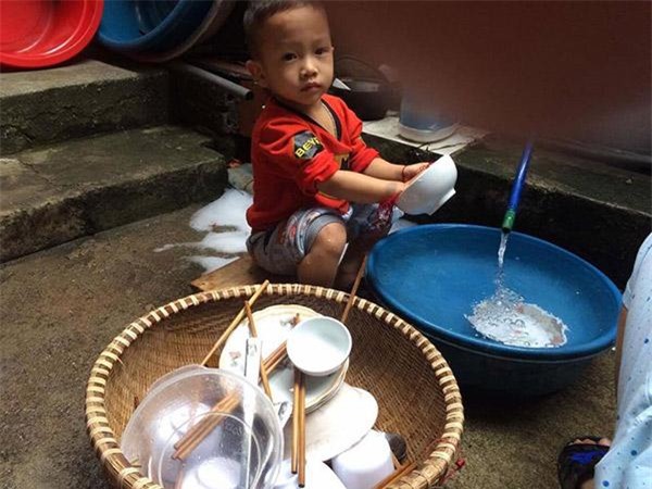 thay bo me an xong khong don, be trai vua rua bat vua noi cau khien ca nha "dung hinh" - 6