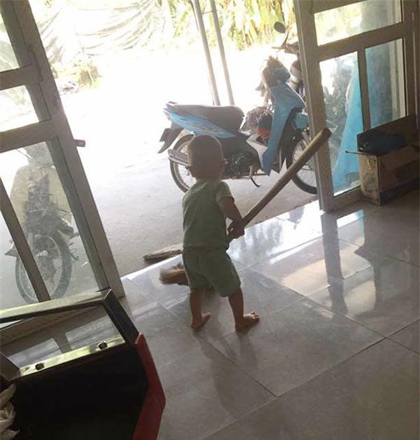 thay bo me an xong khong don, be trai vua rua bat vua noi cau khien ca nha "dung hinh" - 7