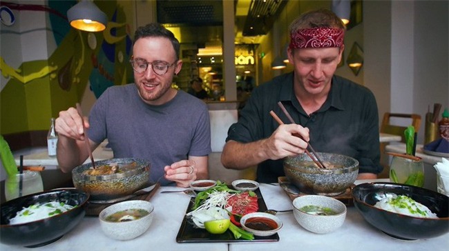 2 món phở đang khiến cộng đồng ẩm thực Sài Gòn sôi sục: Tô ngập thịt bò giá 2,3 triệu, tô sang chảnh với nguyên chú tôm hùm - Ảnh 1.