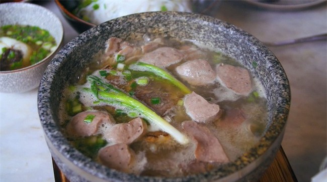 2 món phở đang khiến cộng đồng ẩm thực Sài Gòn sôi sục: Tô ngập thịt bò giá 2,3 triệu, tô sang chảnh với nguyên chú tôm hùm - Ảnh 9.