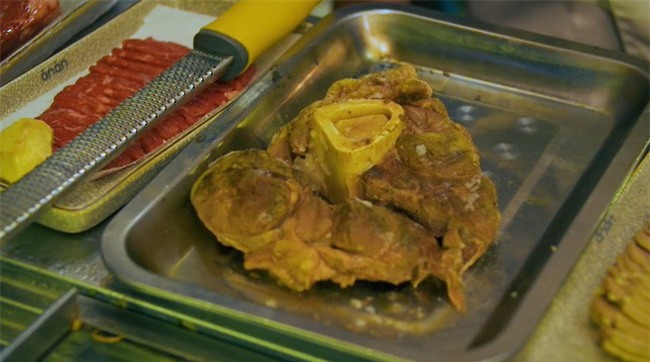 2 món phở đang khiến cộng đồng ẩm thực Sài Gòn sôi sục: Tô ngập thịt bò giá 2,3 triệu, tô sang chảnh với nguyên chú tôm hùm - Ảnh 2.