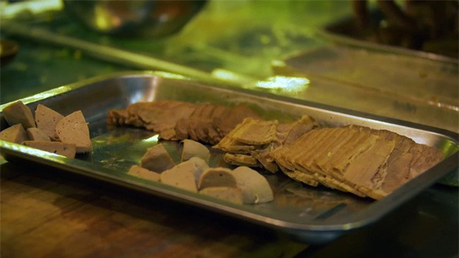 2 món phở đang khiến cộng đồng ẩm thực Sài Gòn sôi sục: Tô ngập thịt bò giá 2,3 triệu, tô sang chảnh với nguyên chú tôm hùm - Ảnh 3.
