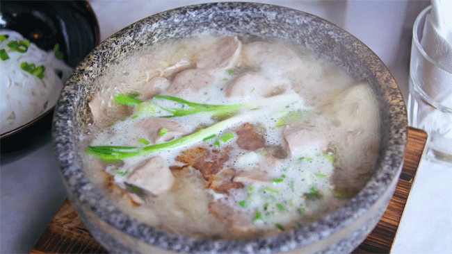 2 món phở đang khiến cộng đồng ẩm thực Sài Gòn sôi sục: Tô ngập thịt bò giá 2,3 triệu, tô sang chảnh với nguyên chú tôm hùm - Ảnh 8.