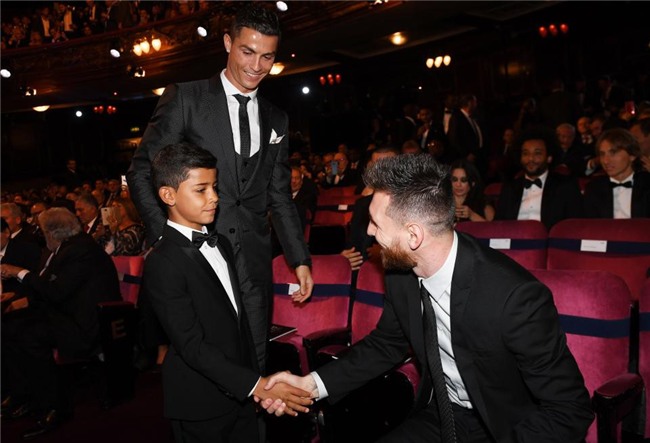 Con trai Ronaldo nhan nhu Messi truoc them le trao bong vang hinh anh 2