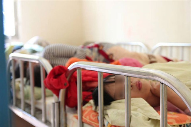 Bé gái 11 tuổi bị mẹ nhốt không cho đi học: Sau 1 năm giải cứu đã biết rất nhiều phép tính