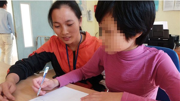 Bé gái 11 tuổi bị mẹ nhốt không cho đi học: Sau 1 năm giải cứu đã biết rất nhiều phép tính