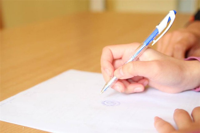 Bé gái 11 tuổi bị mẹ nhốt không cho đi học: Sau 1 năm giải cứu đã biết rất nhiều phép tính