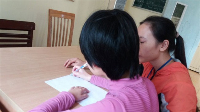 Bé gái 11 tuổi bị mẹ nhốt không cho đi học: Sau 1 năm giải cứu đã biết rất nhiều phép tính