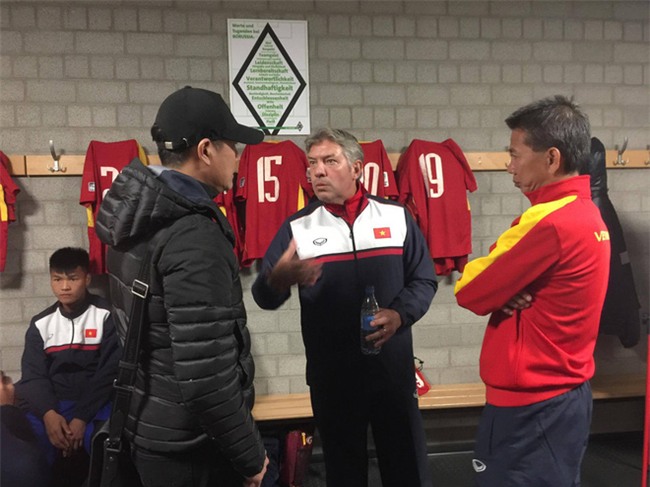 HLV Hữu Thắng học được gì ở buổi tập của ông Park Hang-seo và U23 Việt Nam? - Ảnh 1.